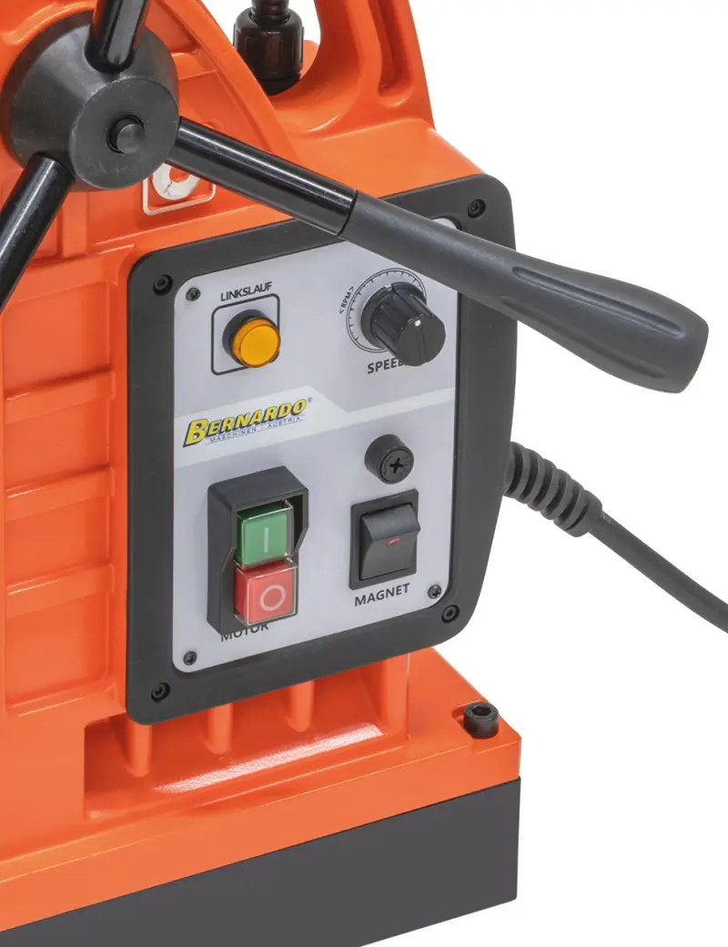 Přehledné ovládací prvky a perfektní nastavení otáček vřetena potenciometrem