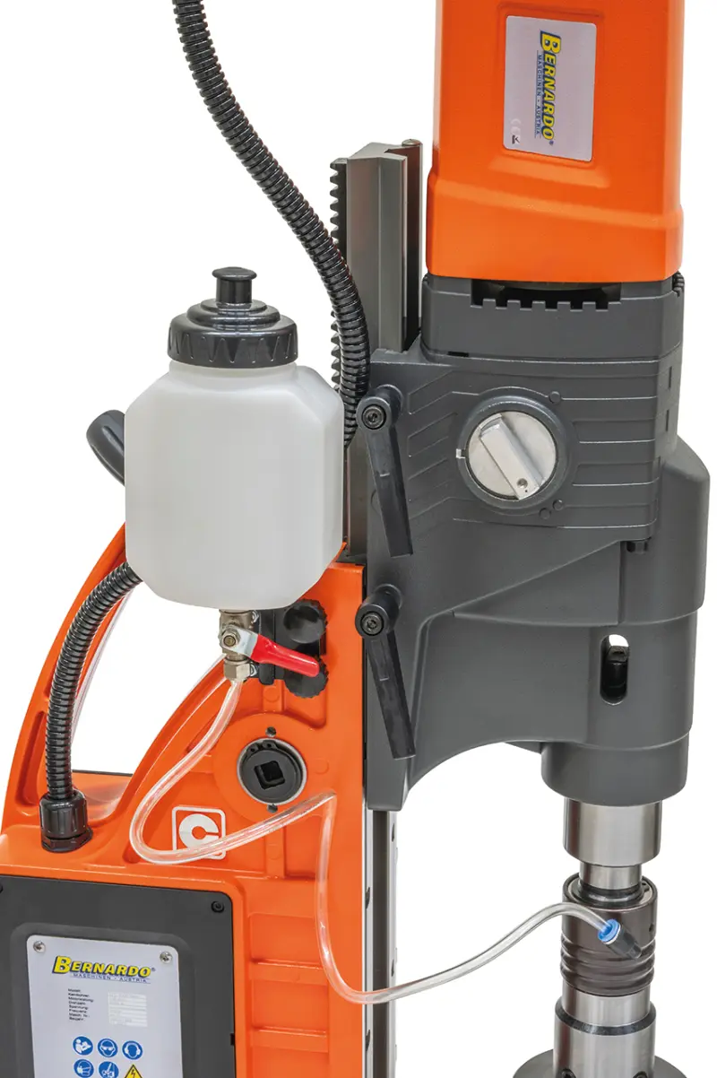 Automatické vnitřní mazání, chladicí kapalina je přiváděna přímo na špičku jádrového vrtáku