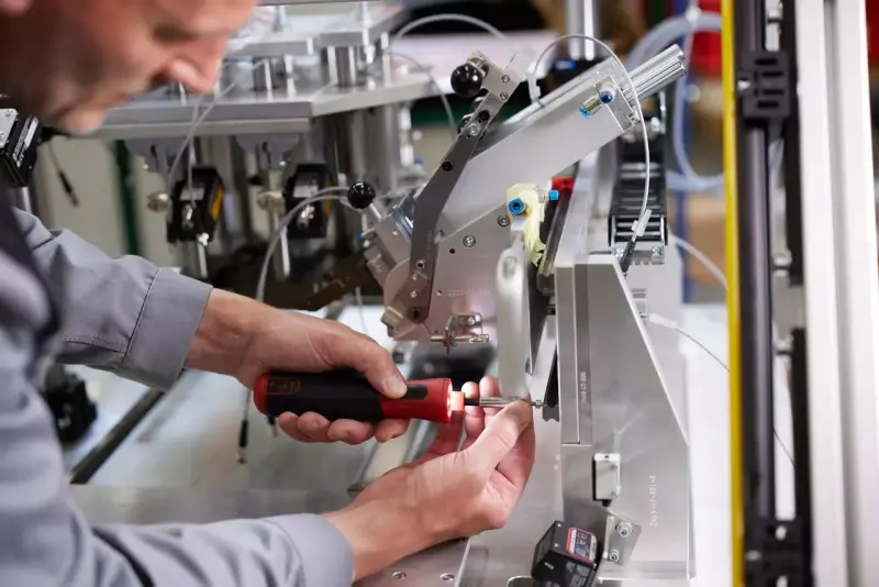 Elektrický šroubovák Wiha speedE® PocketDrive.
Vánoční edice s boxem na nástavce
a pouzdrem (WIHA47183)