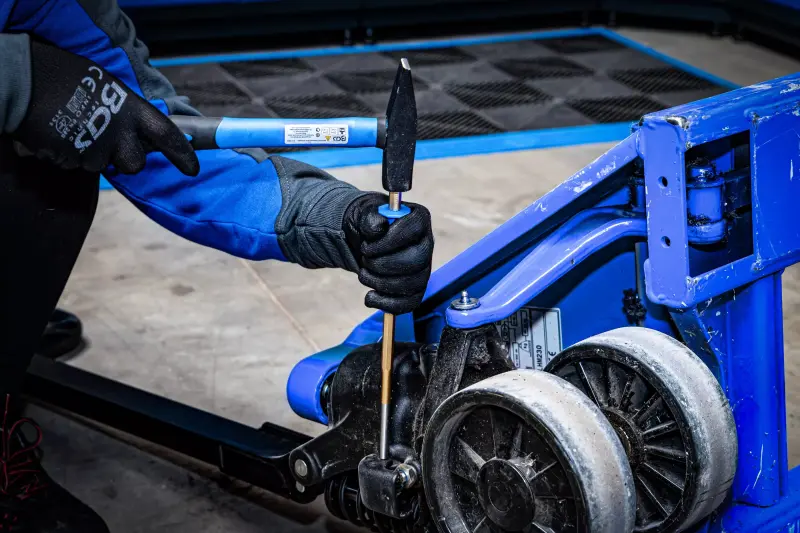 Sada šroubů / středových šroubů / plochých sekáčů s ochranou rukou 13 ks.