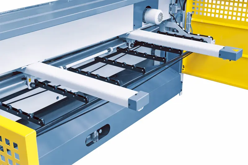 Tabulové elektromechanické nůžky Bernardo MTR 1360 x 6 mm NCC s pneu přidržovači plechu (BER062055XL0)