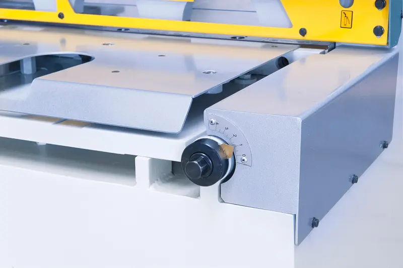 Tabulové elektromechanické nůžky Bernardo MTR 1560 x 6 mm NCC s pneu přidržovači plechu (BER062055XL1)