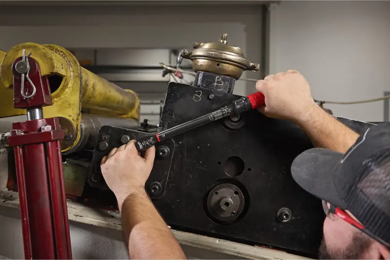 Momentový klíč s ráčnou a čtyřhranem 3/8" Milwaukee 10-50NM, 4932500850