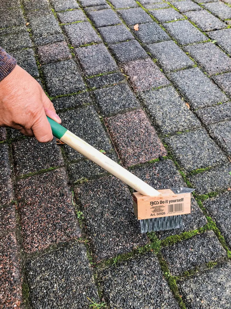Kraftmann 50926 Drôtená kefa na burinu v škárach 300 mm, krátky držiak, so škrabkou
