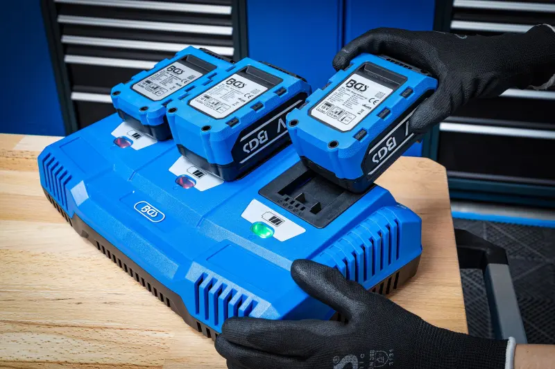 Viacnásobná nabíjačka 3 x 2,5 A 18 V BGS 7385 (BGS107385)