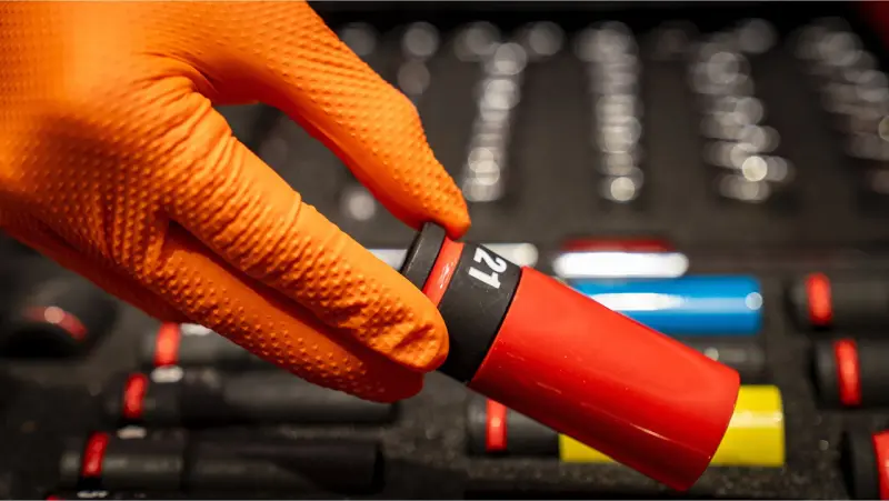 Vybavený dílenský vozík/skříň Milwaukee TOOLGUARD 46" (117 cm), 10 zásuvek, 501 ks nářadí, 4932502079