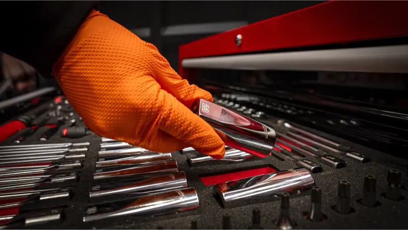 Vybavený dílenský vozík/skříň Milwaukee TOOLGUARD 46" (117 cm), 10 zásuvek, 501 ks nářadí, 4932502079