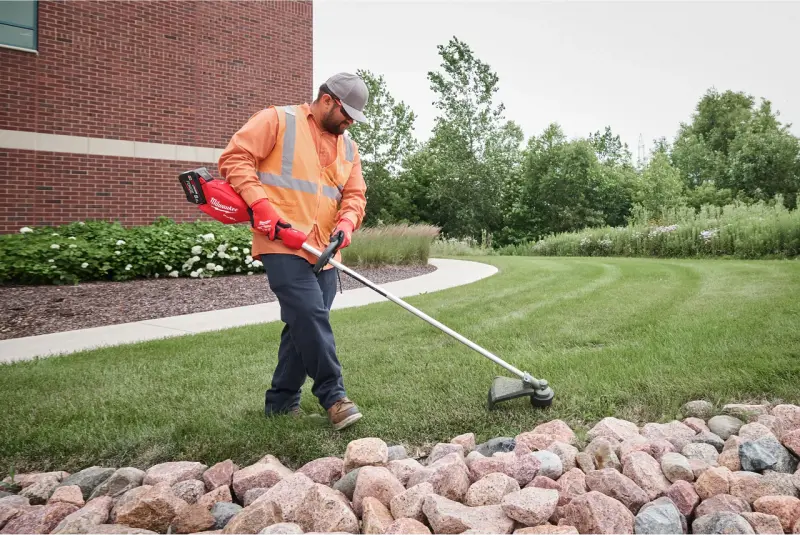 Aku strunová sekačka na trávu Milwaukee M18 FGTR-0, strunový vyžínač, bez aku, 4933502484