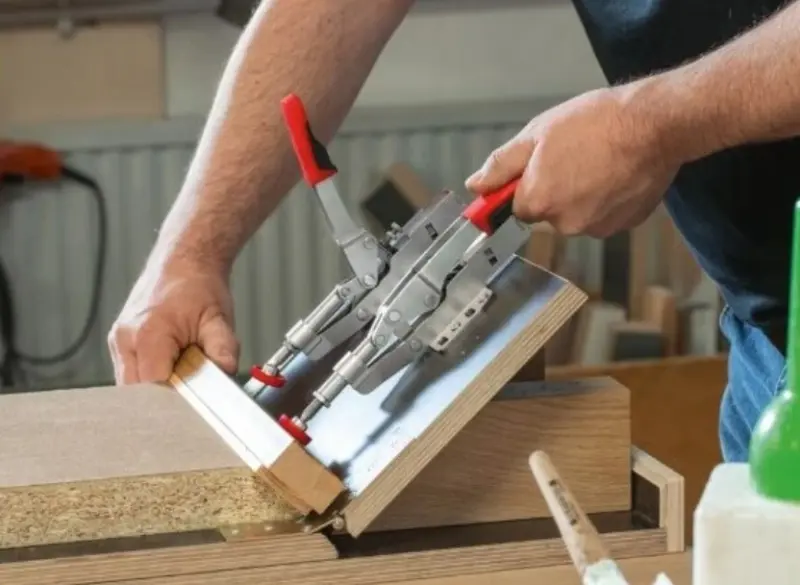 Variabilní upínač Bessey STC-IHH15 s posuvnou tyčí a vodorovnou upínací deskou (BES STC-IHH15)