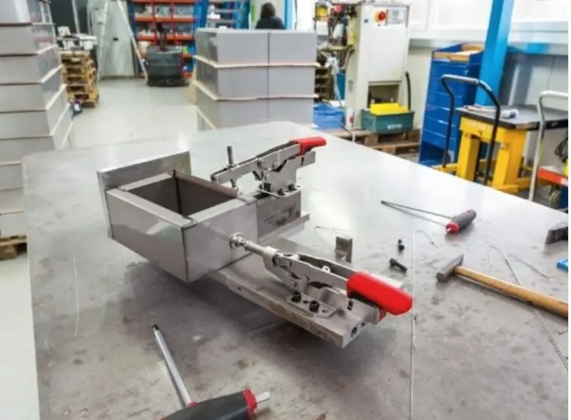 Variabilní upínač Bessey STC-IHH15 s posuvnou tyčí a vodorovnou upínací deskou (BES STC-IHH15)