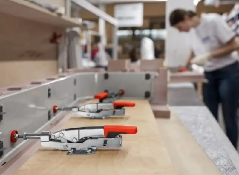 Variabilní upínač Bessey STC-IHH15 s posuvnou tyčí a vodorovnou upínací deskou (BES STC-IHH15)