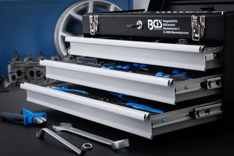 Kovový kufr na nářadí BGS103318. 3 zásuvky a 143 ks nářadí (BGS103318)