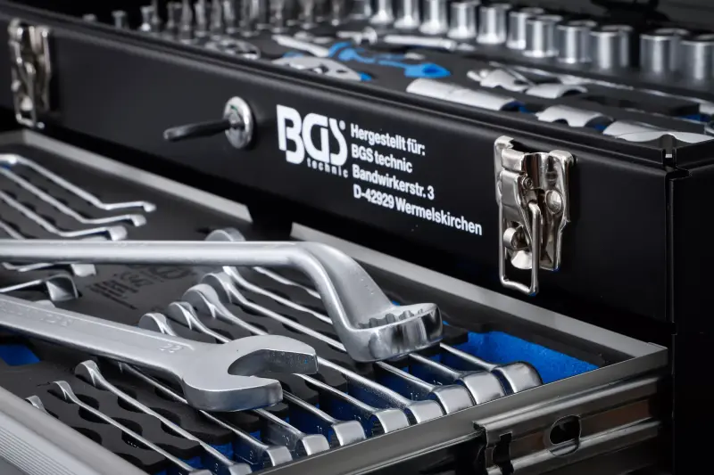 Kovový kufr na nářadí BGS103318. 3 zásuvky a 143 ks nářadí (BGS103318)