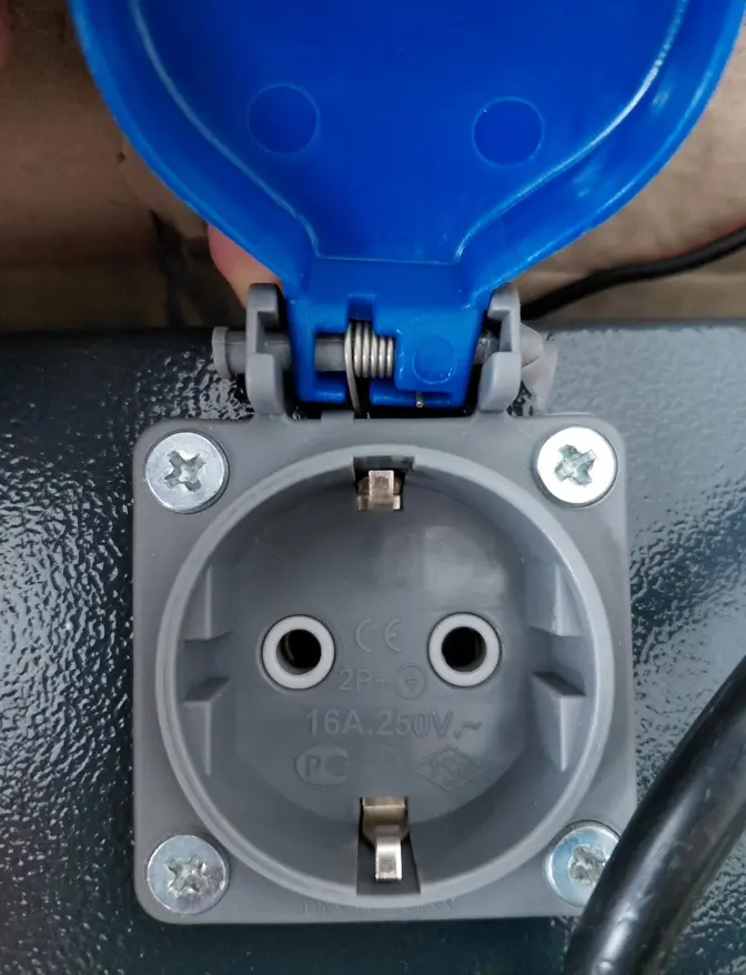 Napájecí lišta pro systém nástěnných skříněk BGS1080190 4násobná (BGS1080190)