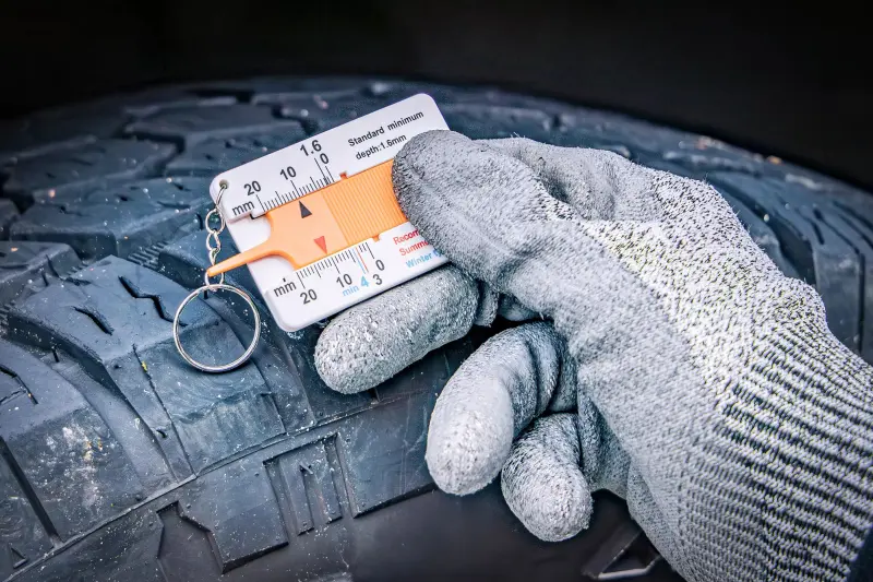 Hloubkoměr běhounu pneumatik Kraftmann 0 ÷ 20 mm s klíčenkou BGS1080726 (BGS1080726)